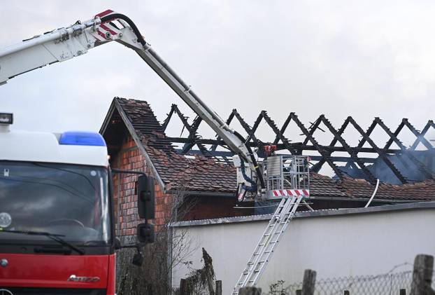 Zagreb: U skladištu guma u Zagrebačkoj ulici u Sesvetama izbio je požar