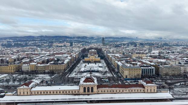Pogled iz zraka na centar Zagreba prekriven snijegom
