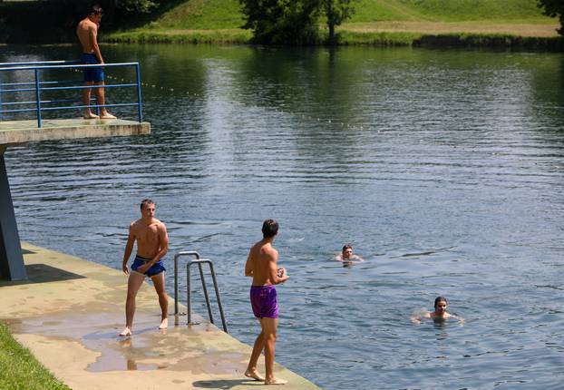 Karlovac: Spas od vrućina mnogi su potražili u rijeci Korani