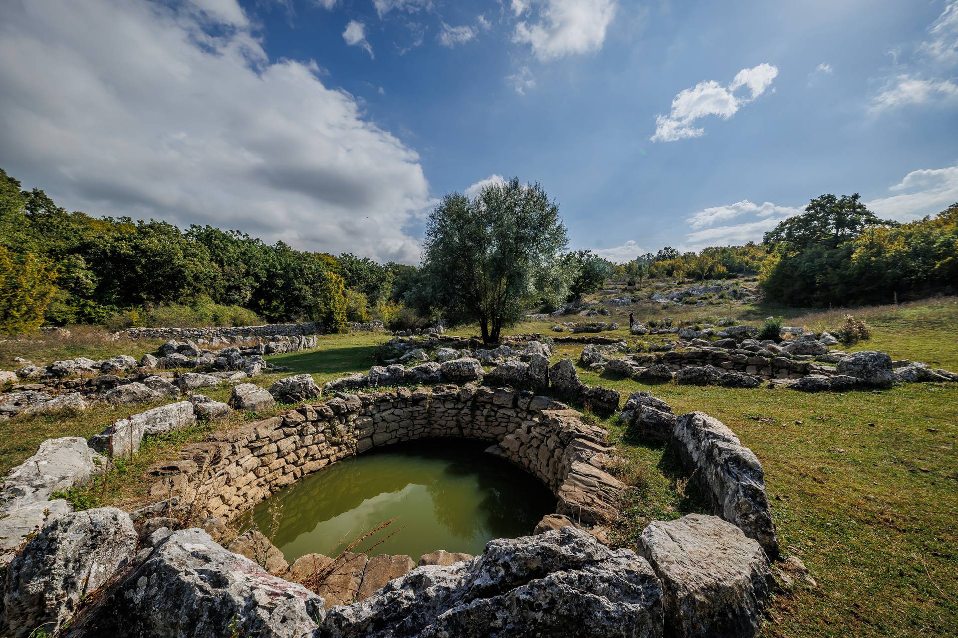 Malo ljudi zna za ove misteriozne bunare u Dalmatinskoj zagori, legenda kaže da nikad nisu presušili