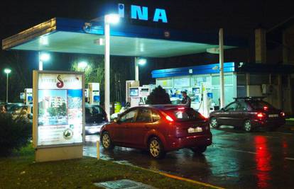 Nezaustavljivi rast cijena: Od ponoći benzin skuplji od 9 kn!