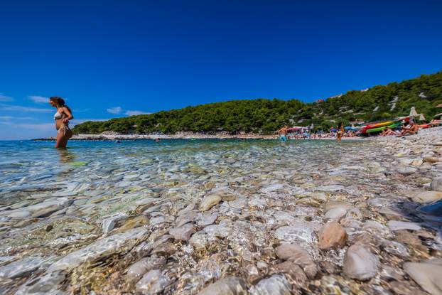 Otočić Pokonji Dol obiđe se u samo 600 koraka, a na njemu ponosno stoji svjetionik iz 1872.