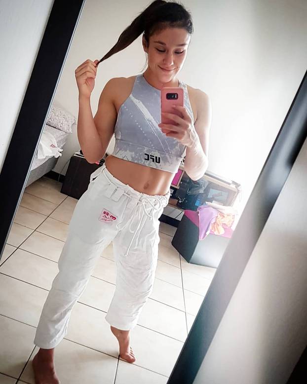 JEZIVE SCENE U UFC-u: Borkinja izgubila svijest nakon brutalnog nokauta! Pobjednica se molila