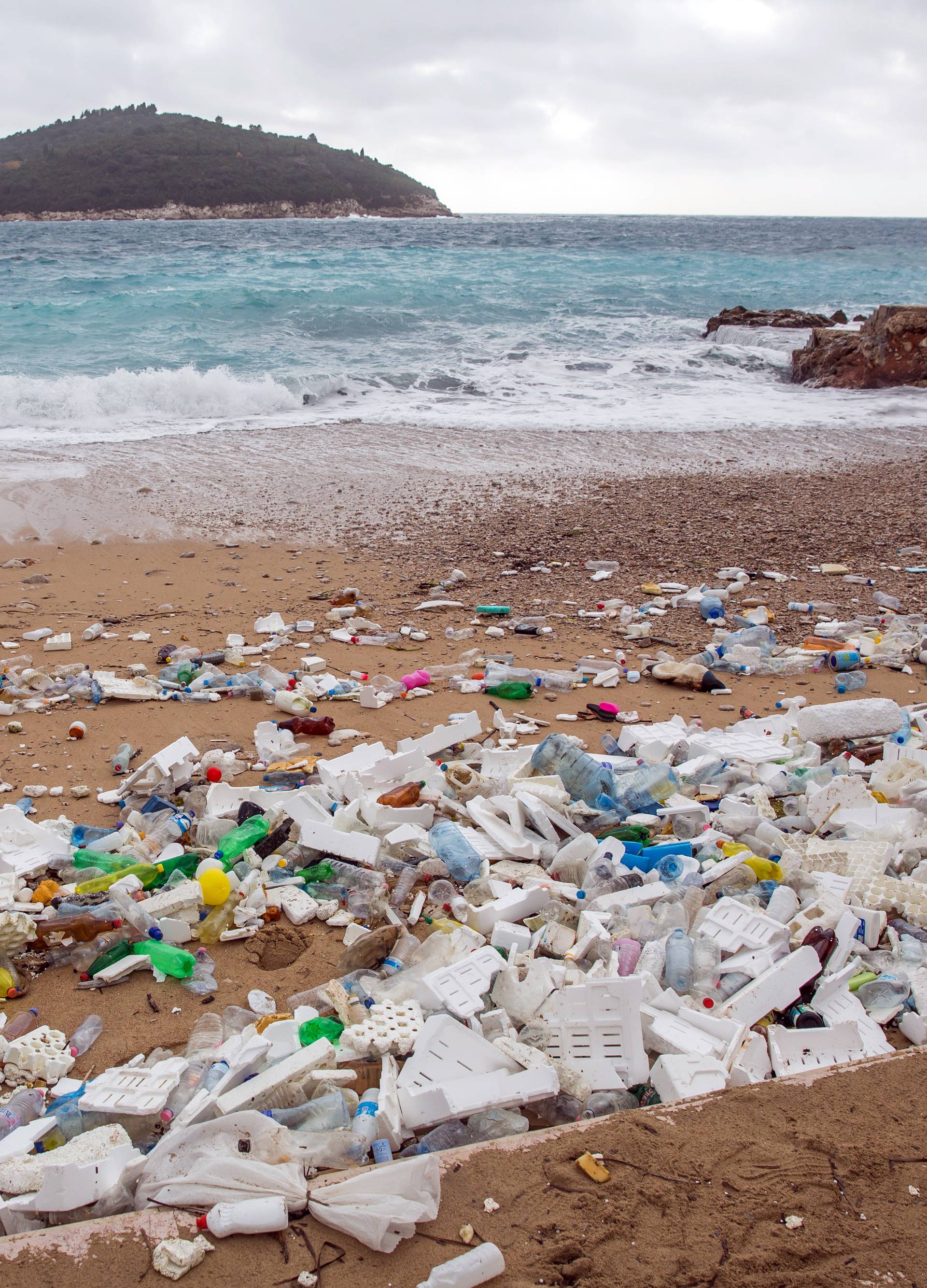 Dubrovnik: Smeće na plaži Banje