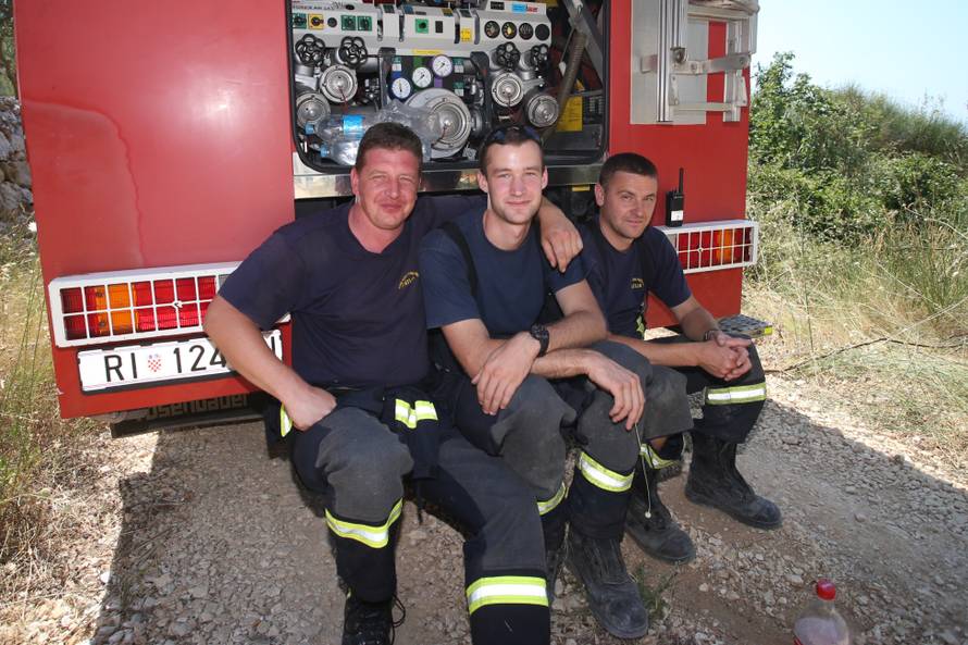 Trojica vatrogasaca ozlijeđena u nesreći, još jedan kolabirao