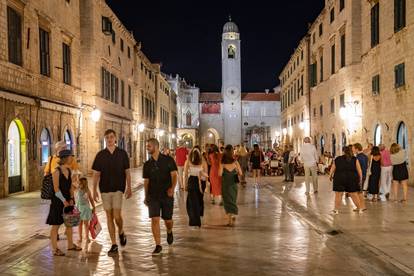 Na ulicama Dubrovnika sve više turista, noćni život se probudio