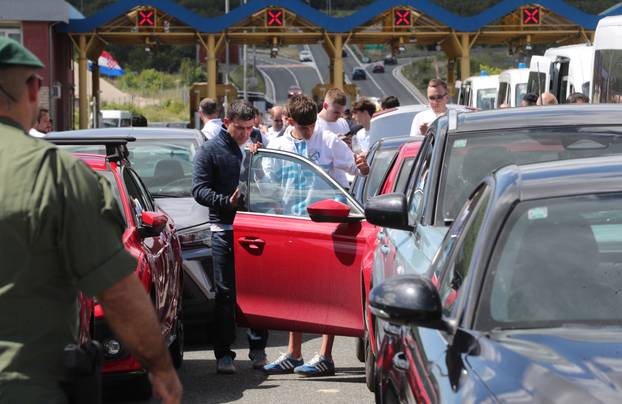 Navijači Rijeke na izlazu Dugopolje uz policijsku pratnju nastavljaju prema Poljudu