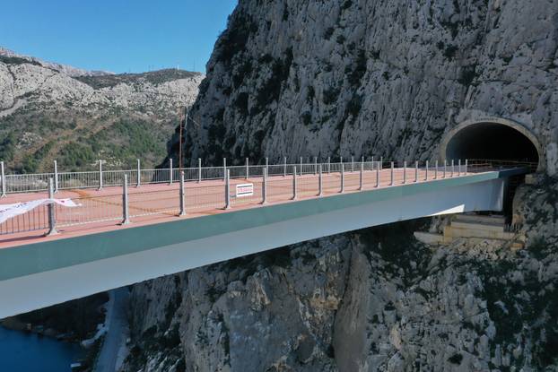 Pogled iz zraka: Spojen most u Omišu, traju zadnje pripreme za svečano otvorenje