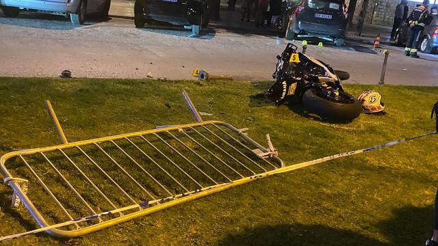 Motociklist sletio s ceste u Makarskoj, teško je ozlijeđen: 'Od udarca mu je pala i kaciga'