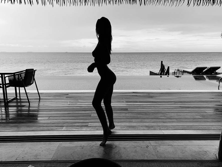 Emily Ratajkowski se skinula do kraja: Uživa na Maldivima...