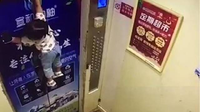Curica ostala visjeti na liftu jer joj je povodac zapeo na vratima