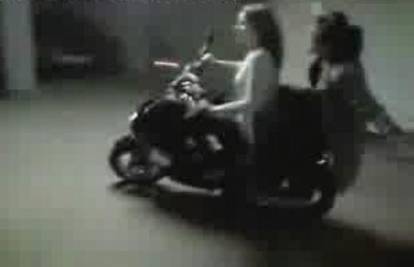Djevojka pala sa skutera jer se nije čvrsto držala