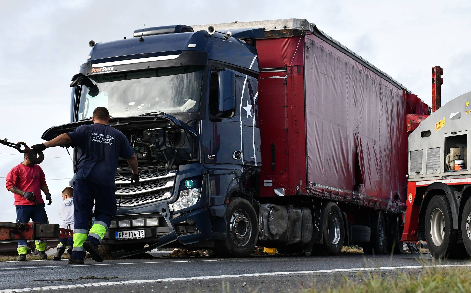 Policija objavila detalje užasa na A3. Neslužbeno doznajemo da je vozač migranata u bijegu!