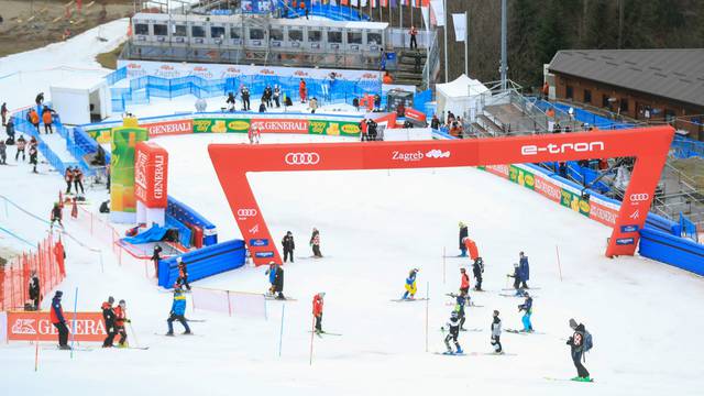 Zagreb: Pripreme na stazi uoči prve vožnje ženskog slaloma