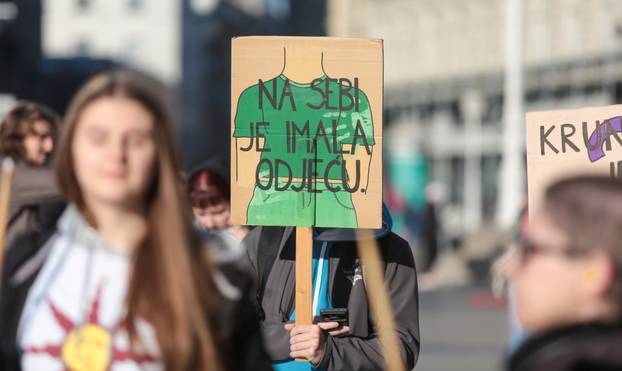 Zagreb: Molitelji krunice na Trgu bana Jelačića