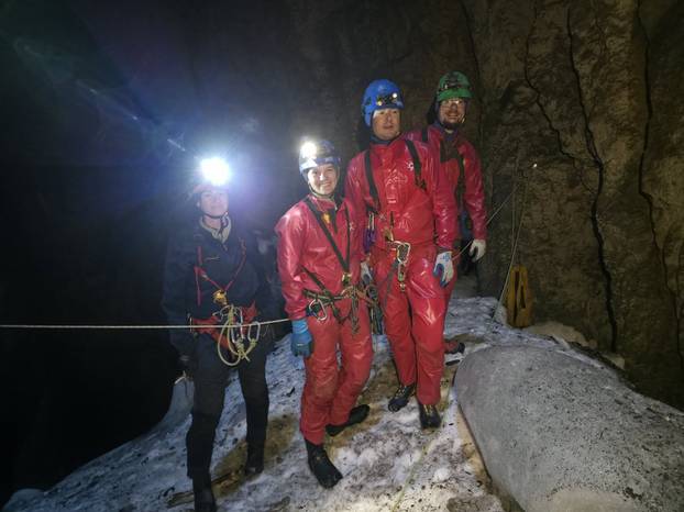 FOTO U jamama na Velebitu topi se stalni led star od 400 do čak 3000 godina!