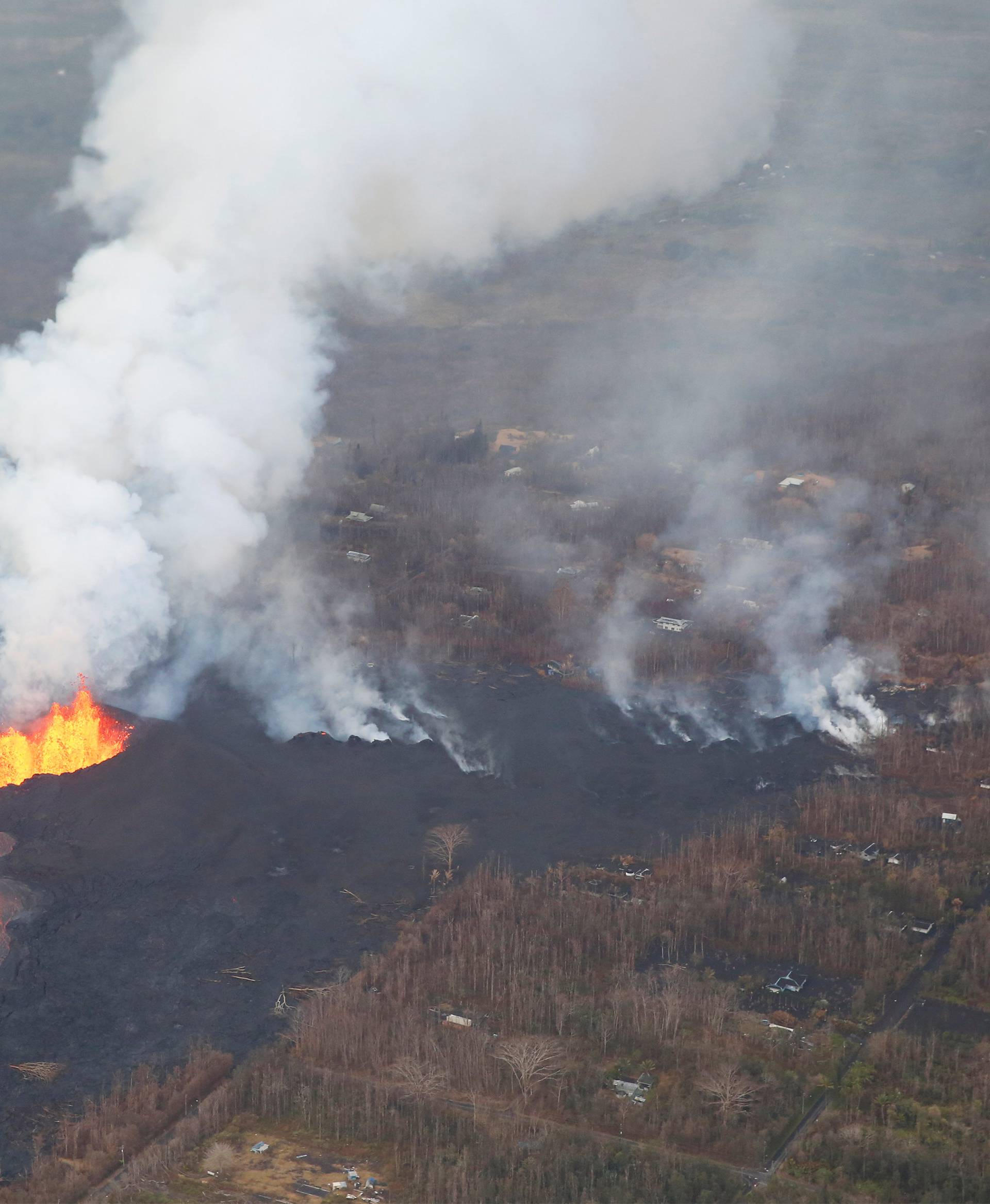 Lava erupts in Leilani Estates