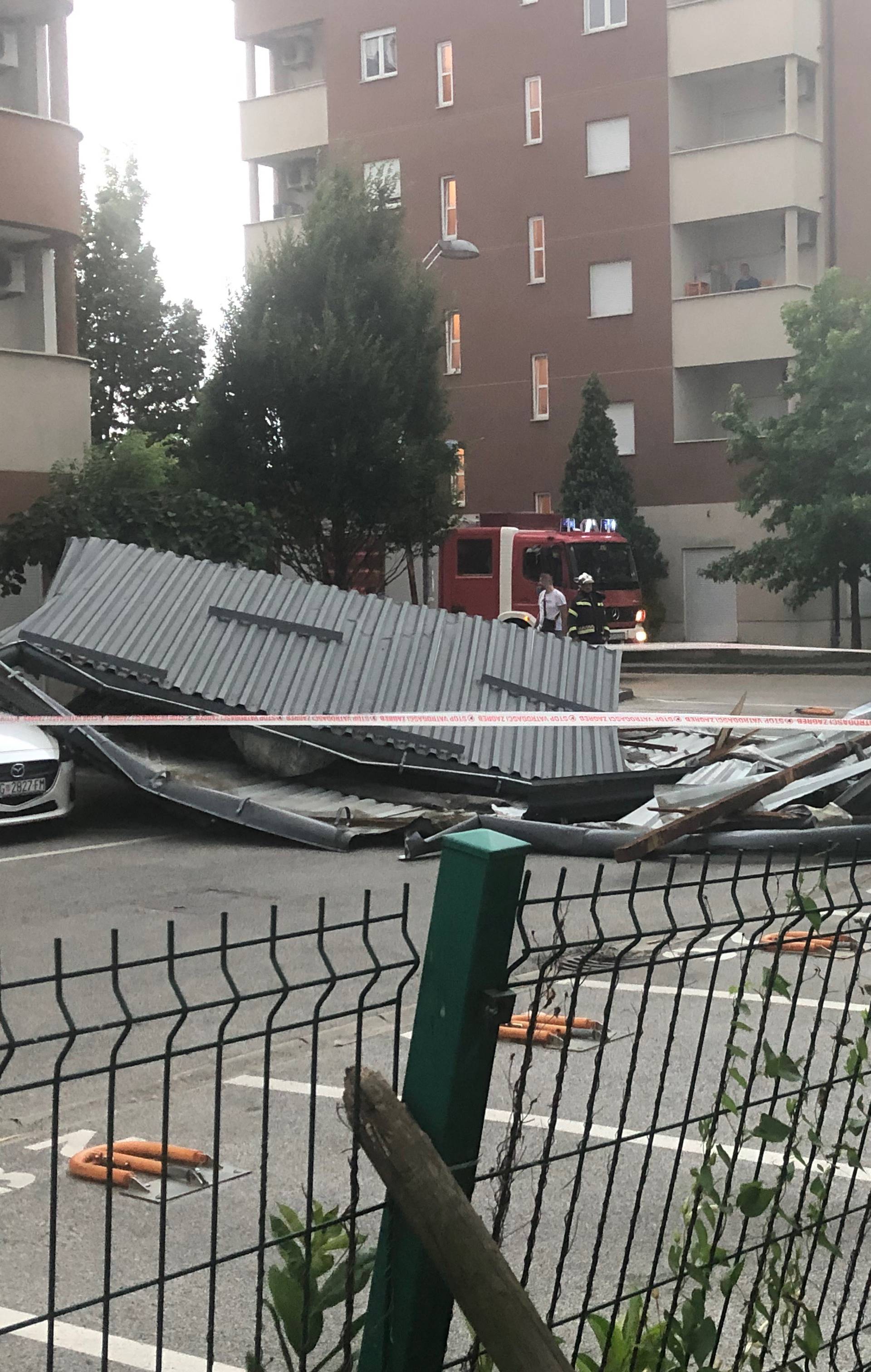 Dramatične snimke: Stanari u šoku, otpao im krov sa zgrade