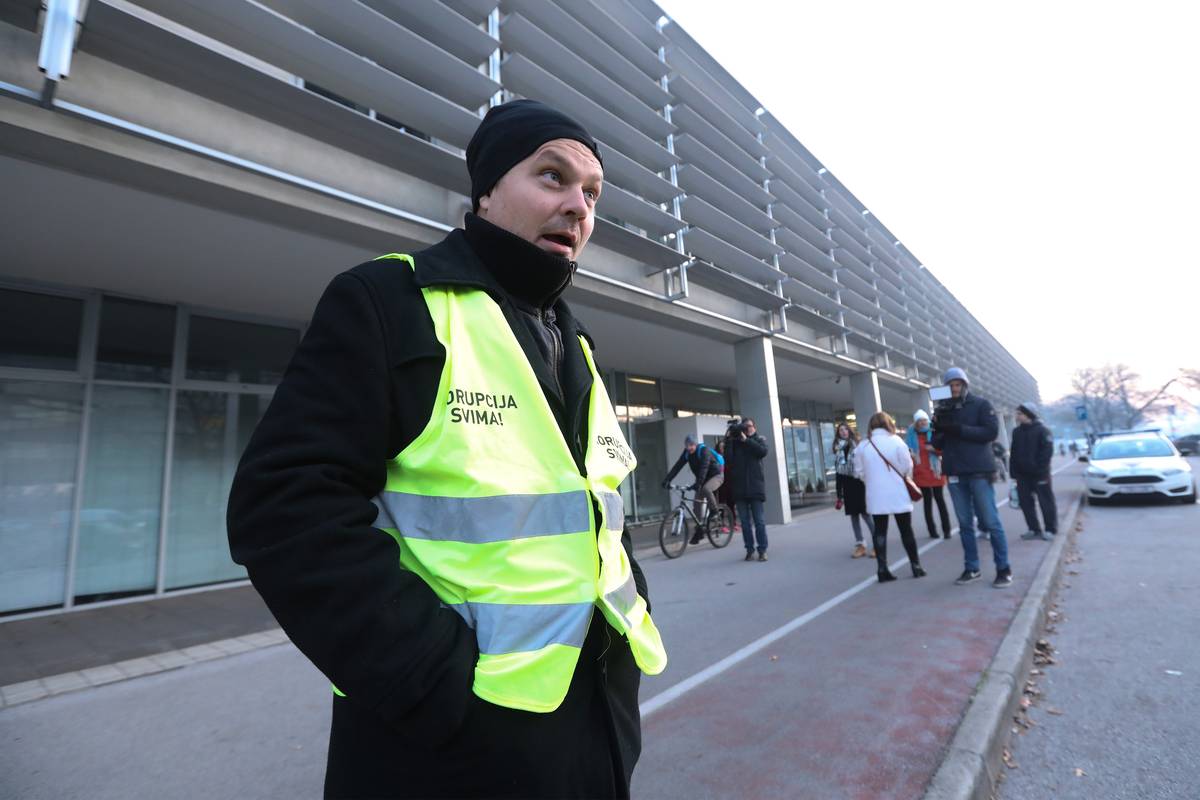 Juričan spavao ispred Holdinga pa jutros dočekao zaposlenike