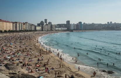 U Španjolskoj zatvorili 55 plaža, a na one koje su otvorene ulazi se kontrolirano i čeka u redu