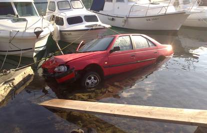 Peugeotom na kupanje: Sletio u more i brodovima uništio mol