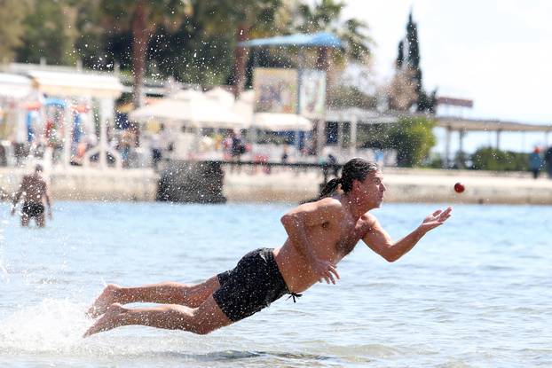 Split: Topao sun?an dan privukao gra?ane na pla&zcaron;u Ba?vice