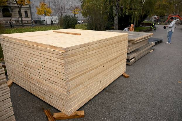 Zagreb: Postavljanje adventskih kućica na Strossmayerovom trgu