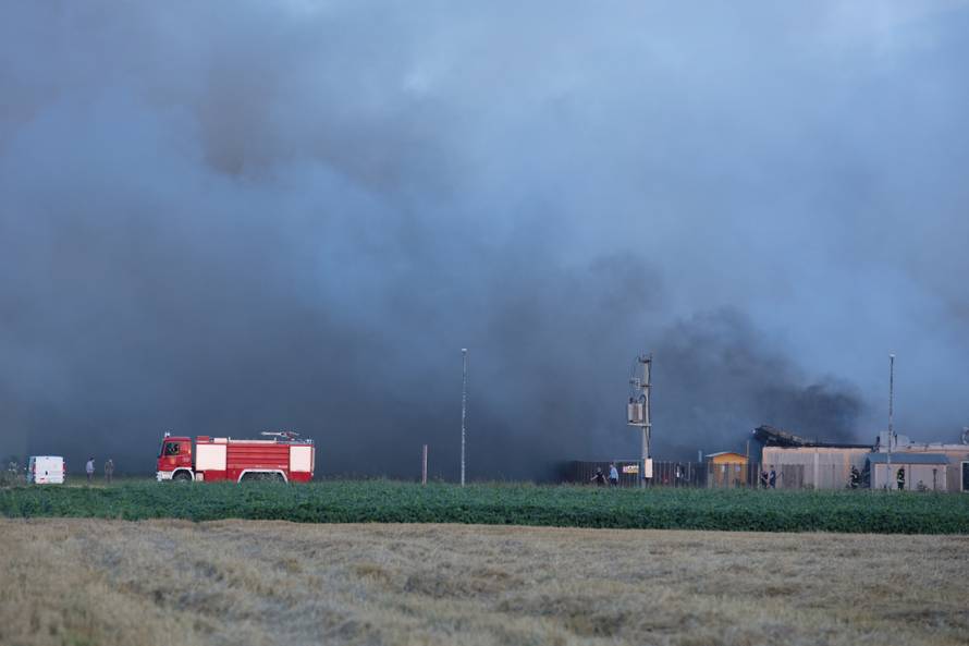 AndrijaÅ¡evci: Izgorjela Pikova farma svinja, stradalo 1000 svinja?