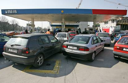 ARHIVA - Igrači Dinama točili gorivo automobilima na benzinskoj pumpi 2007. godine