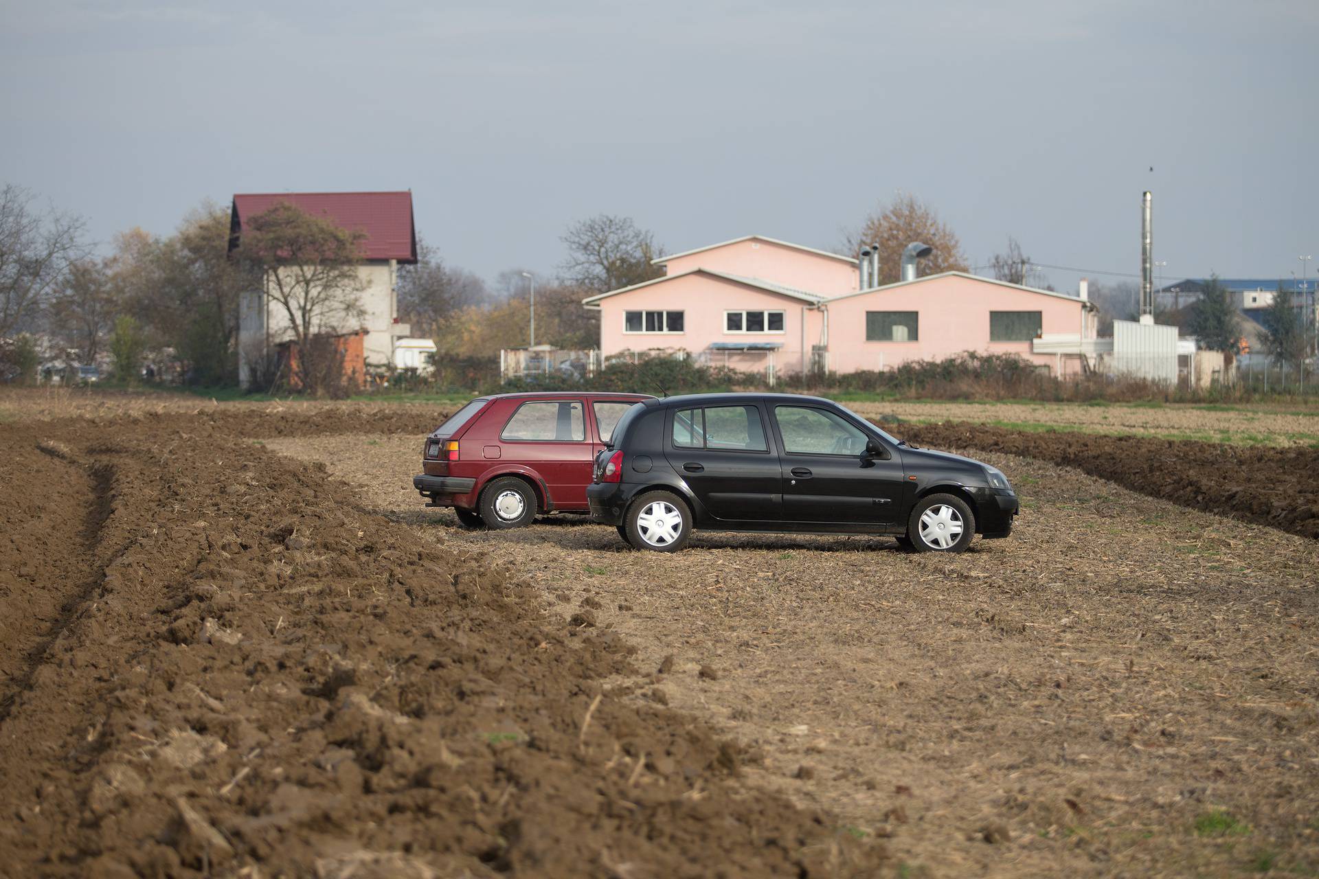 Zagreb: Parkirali na privatnom zemljištu, vlasnik izorao zemljište i ljudi sad ne mogu izaći autima