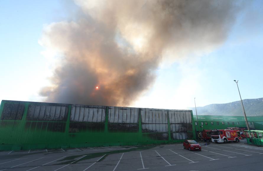 Crni dim nad Kaštelima: Buknuo veliki požar u skladištu Pevexa