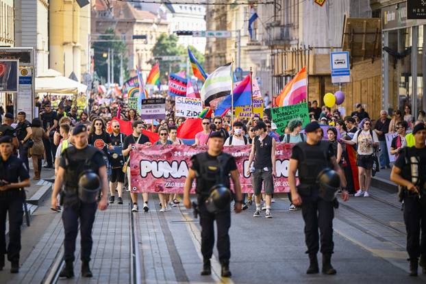 Zagreb: 24. Povorka ponosa LBGTIQ zajednica "Puna usta ponosa" prolazi centrom grada