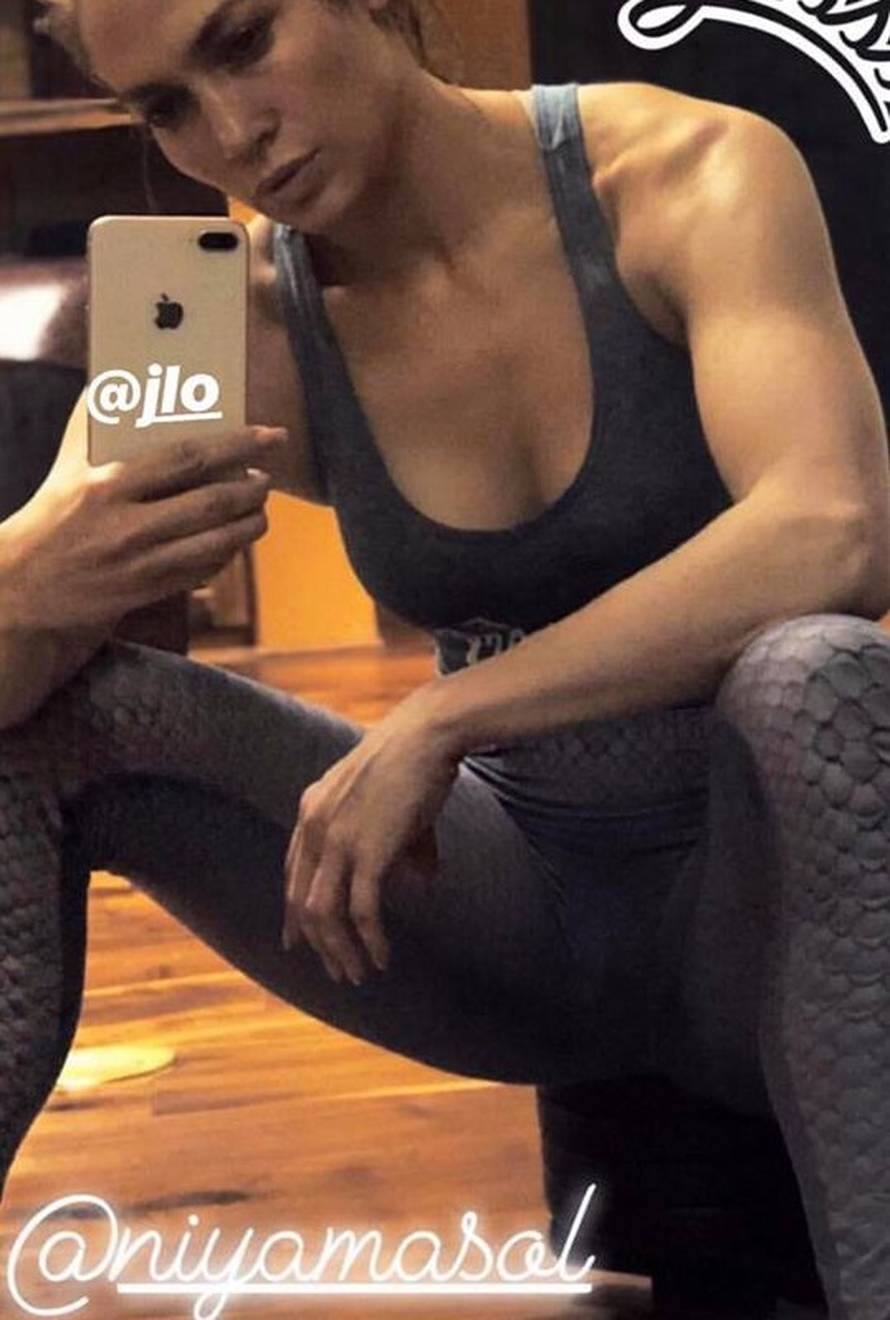 Prava bomba: Seksi Jennifer Lopez istaknula guzu tajicama