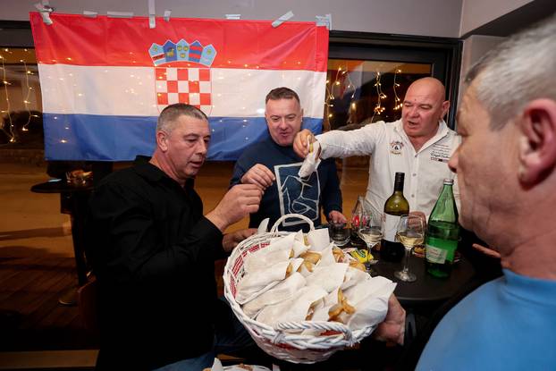 Sinj: Izborni stožer predsjedničkog kandidata Mire Bulja u kafiću Saloon