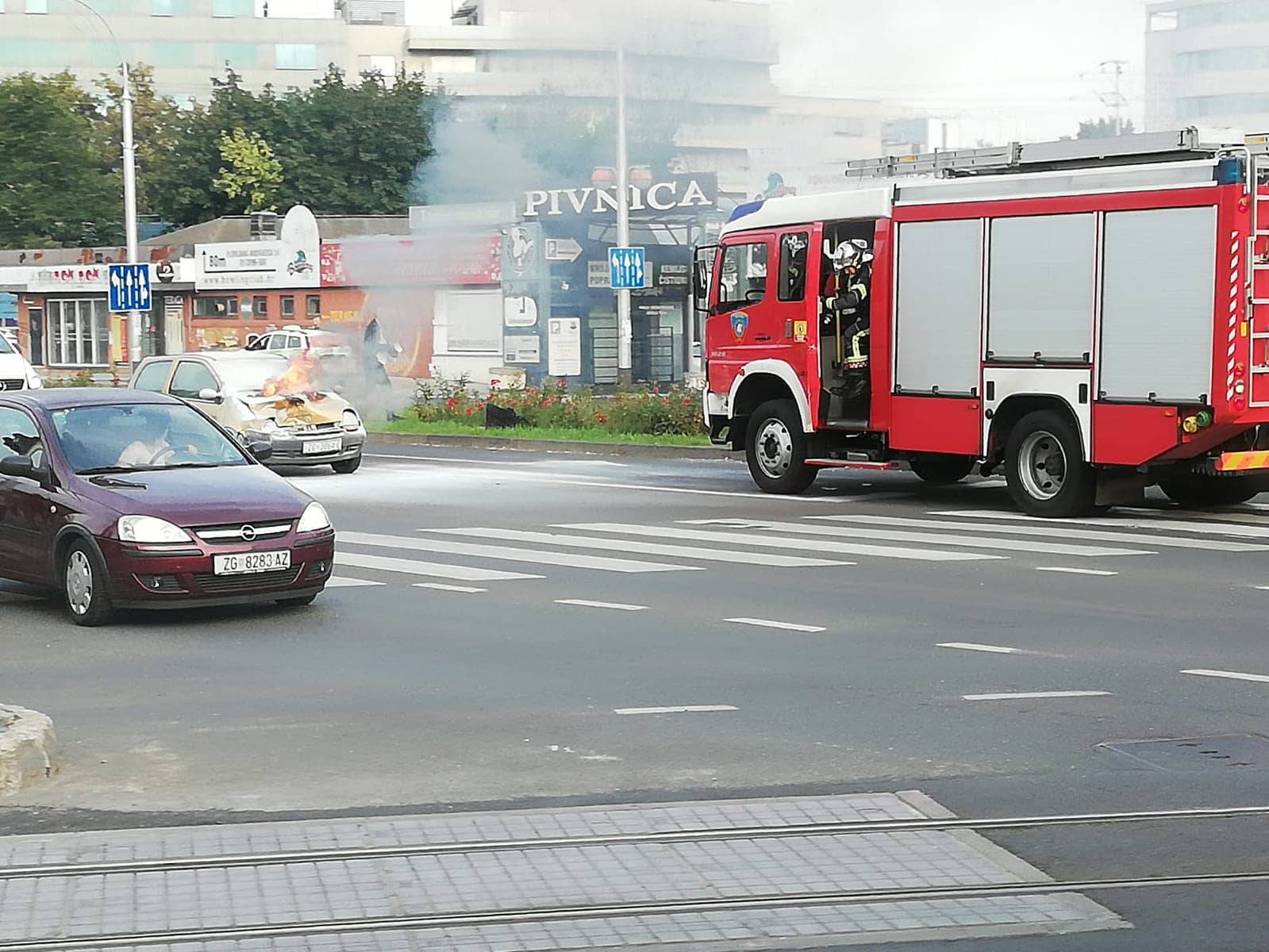 Prometna nesreća u Zagrebu:  Twingo je nakon sudara planuo