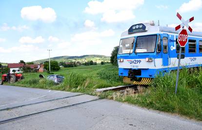 Vlak naletio na automobil u Velikom Trojstvu: Jedan prevezen u bjelovarsku bolnicu