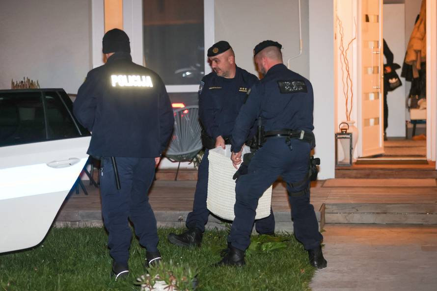 Zagreb: Iz kuće Andrije Mikulića za vrijeme pretresa policija iznosi razne predmete
