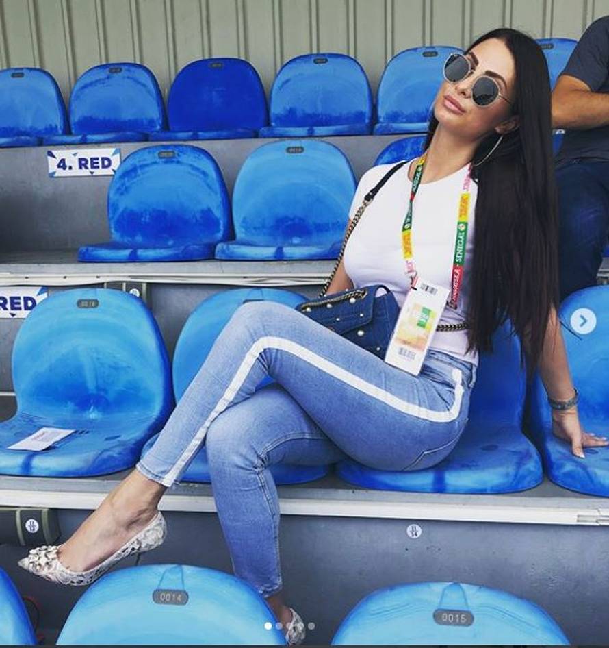 Podrška Vatrenima: Ivana Vida 'okida' seksi selfije po Rusiji