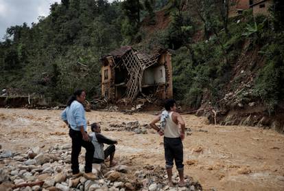 FOTO Katastrofa u Nepalu: Više od 200 mrtvih, poplave i bujice sve gore,  mnogi ostali zatrpani