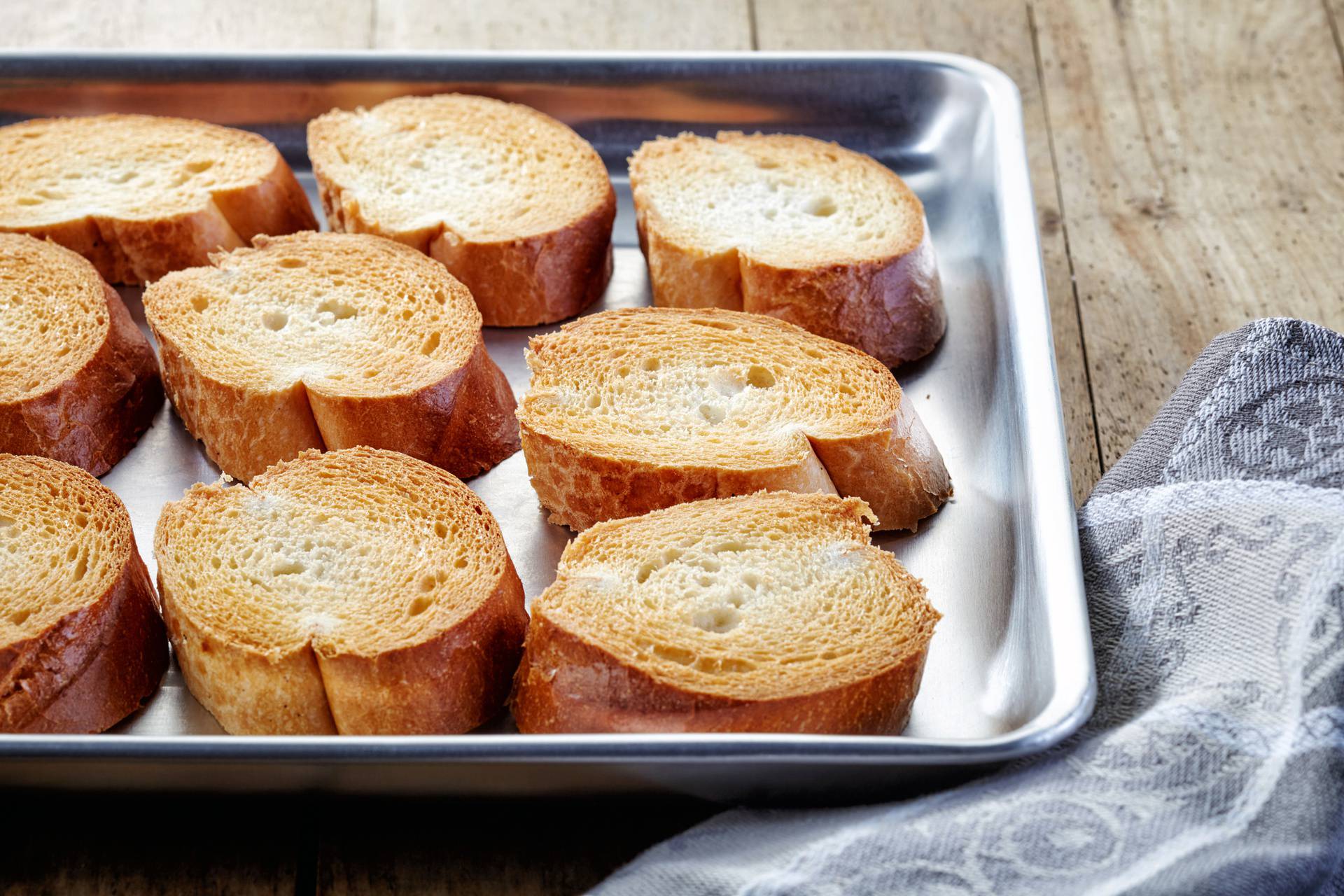 Ideje što napraviti sa starim kruhom - od slasnih deserta i glavnih jela do krušnih mrvica