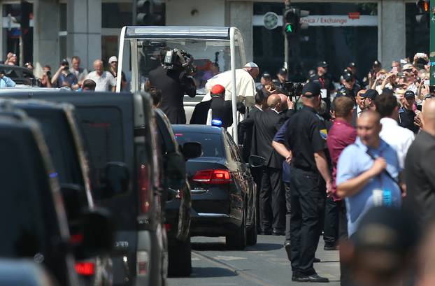 Sarajevo: Papa Franjo zaustavio kolonu kako bi poljubio dijete