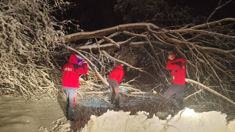 HGSS kod Plaškog spasio obitelj sa četvero djece: Zapeli su u snijegu te su ostali i bez goriva