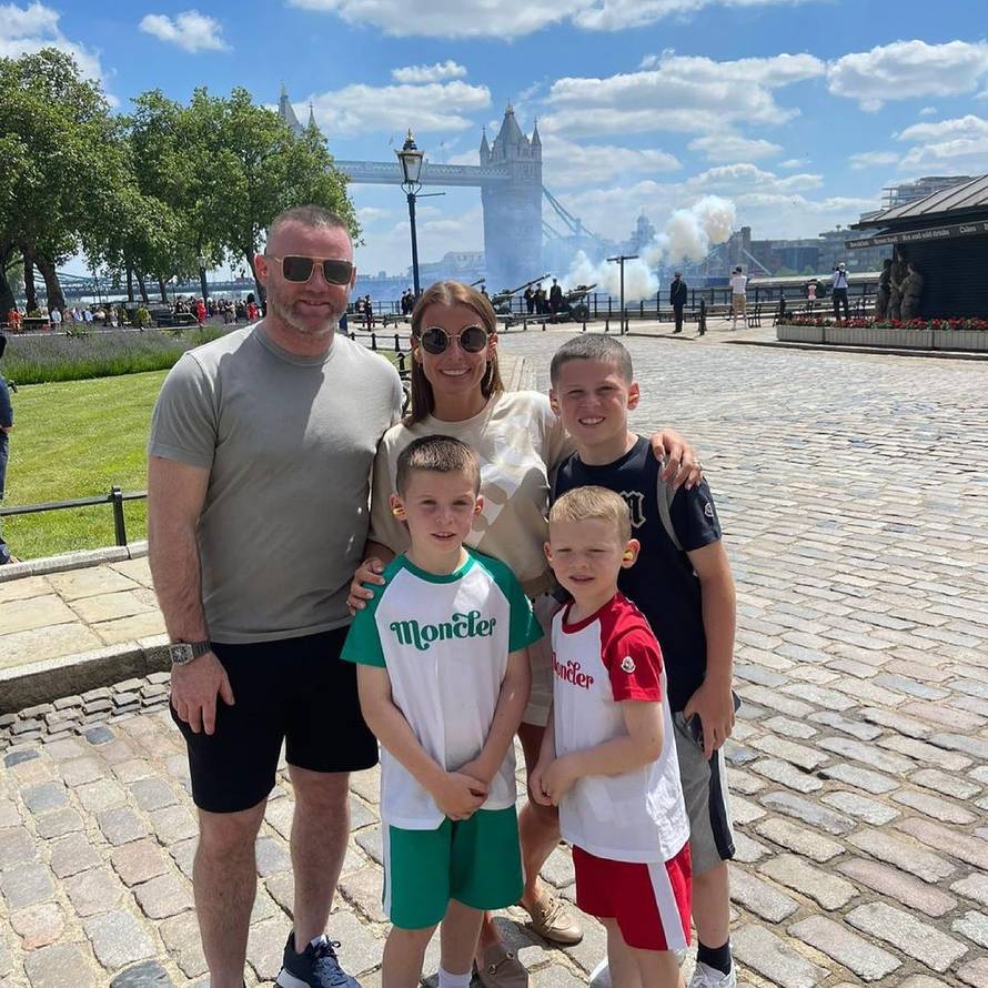 WAGS-ice na sudu: Medijima su slale prepiske, spominje se i minijaturan penis pop pjevača