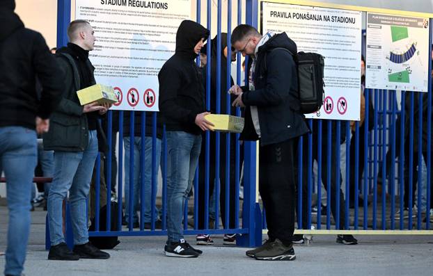 Zagreb: Torcida prije utakmice skupljala donacije za djecu Vukovara 