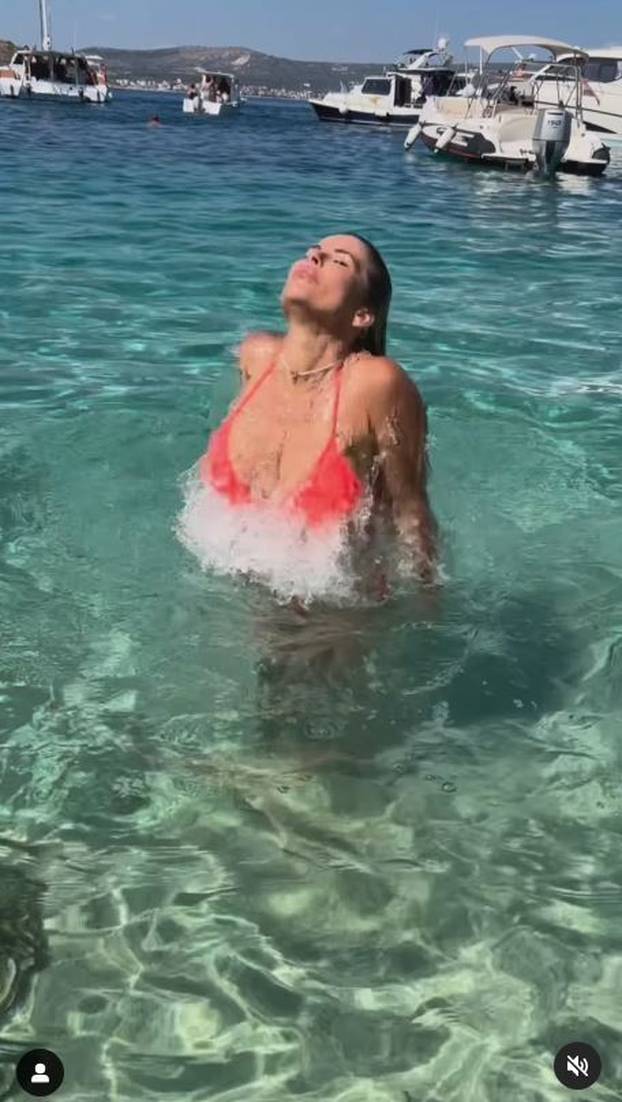 FOTO Mama hajdukovca zatvara ljeto: Objavila fotku u bijelom bikiniju u kojem otkriva sve