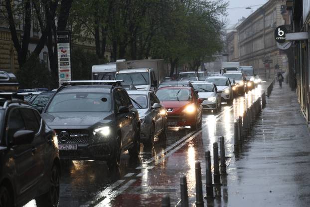 Zagreb:  Nevrijeme i jak vjetar srušili su nekoliko stabala u centru grada