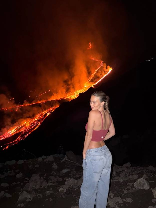 GORI SVE Znojna Diletta je bez grudnjaka pozirala na vulkanu