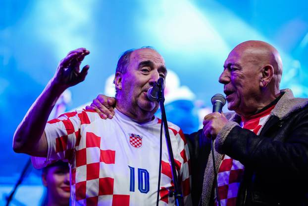 Zadar: Livaković i Erlić na bini u društvu Mladena Grdovića pjevali okupljenima