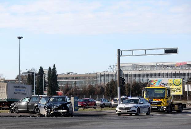 Zagreb: Sudar dva osobna vozila na raskrižju Većeslava Holjevca i Antallove ulice