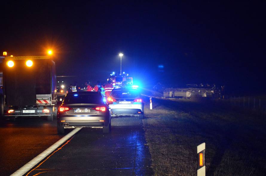 Na autocesti Bregana-Lipovac prevrnula se cisterna i zapalila